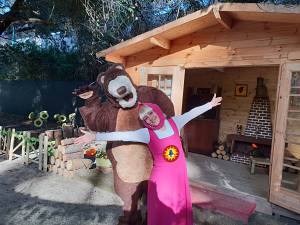 Api, amiche dell'uomo. il castello di lunghezza ospita il loro mondo dorato con orso, gli
